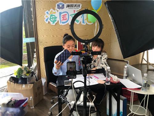 奉賢區旅游咨詢服務中心啟用 新版奉賢區文旅手繪地圖亮相